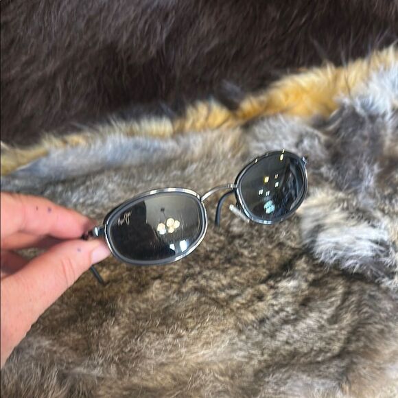 Stylish Black Oval Sunglasses Maui Jim (BK1) - Picture 1 of 4